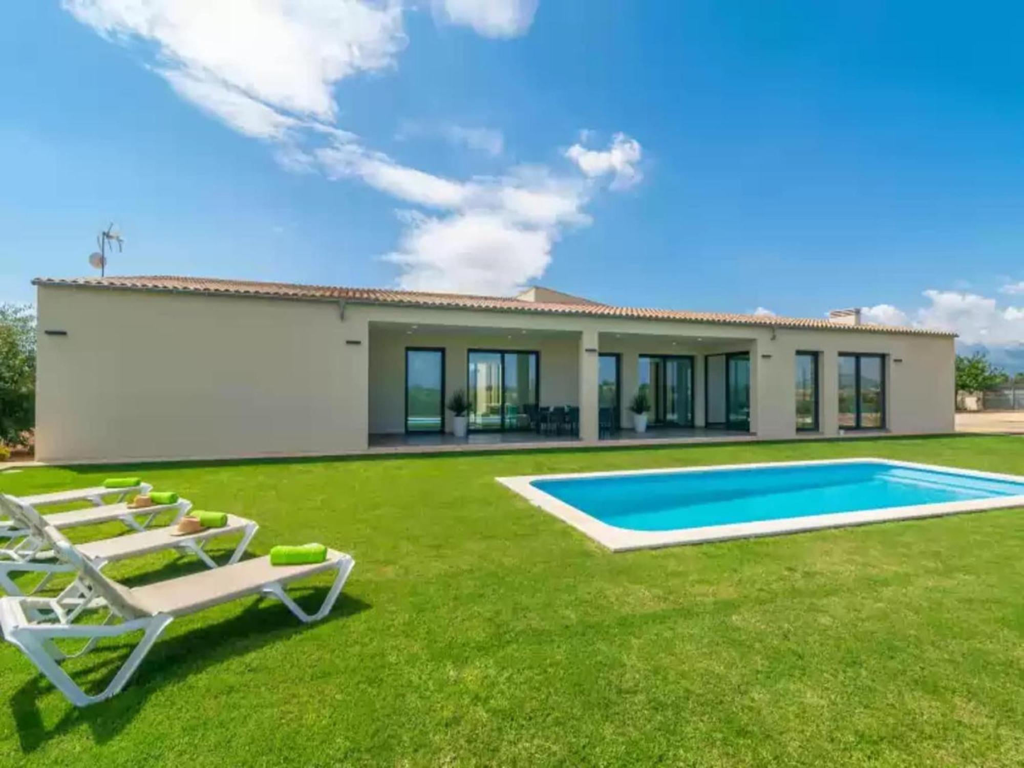 Astonishing With Private Pool *